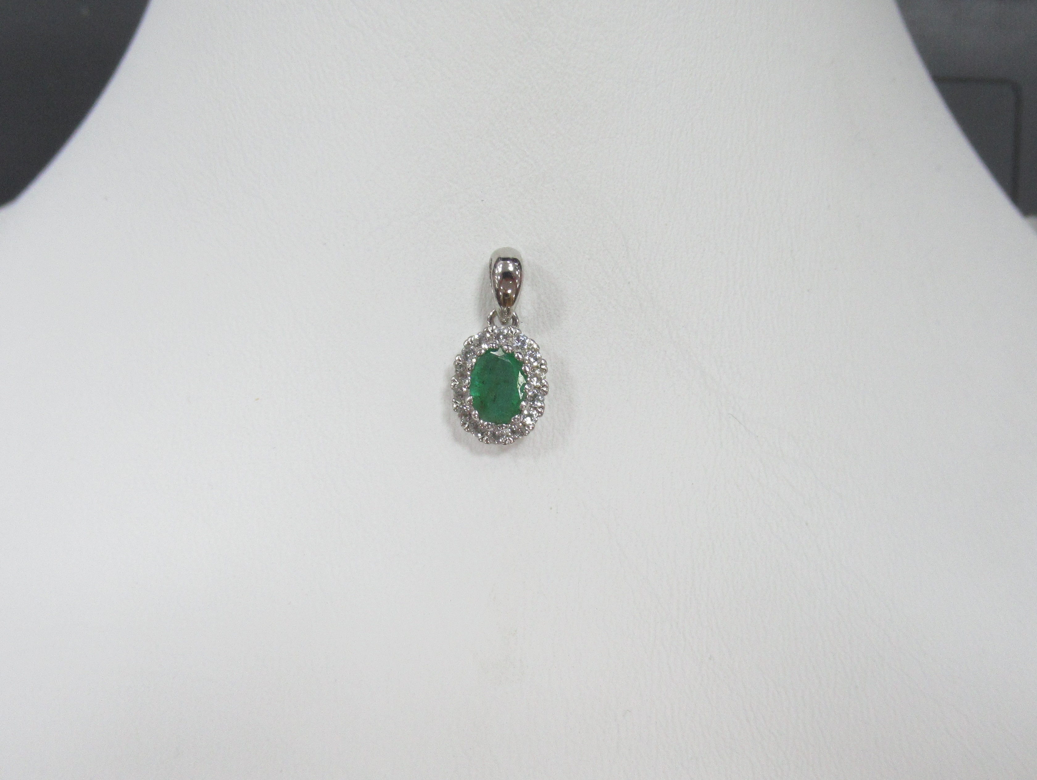 Серебряная подвеска с изумрудом